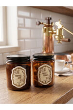 2'li Amber Cam Kahve ve Şeker Kavanozu Mutfak Organizer Kahve Köşesi Seti–Coffee Jar&Sweet Cubes Yazılı Suya Dayanıklı Etiketli–Ahşap Kaşıklı 2'li Set-270 ml